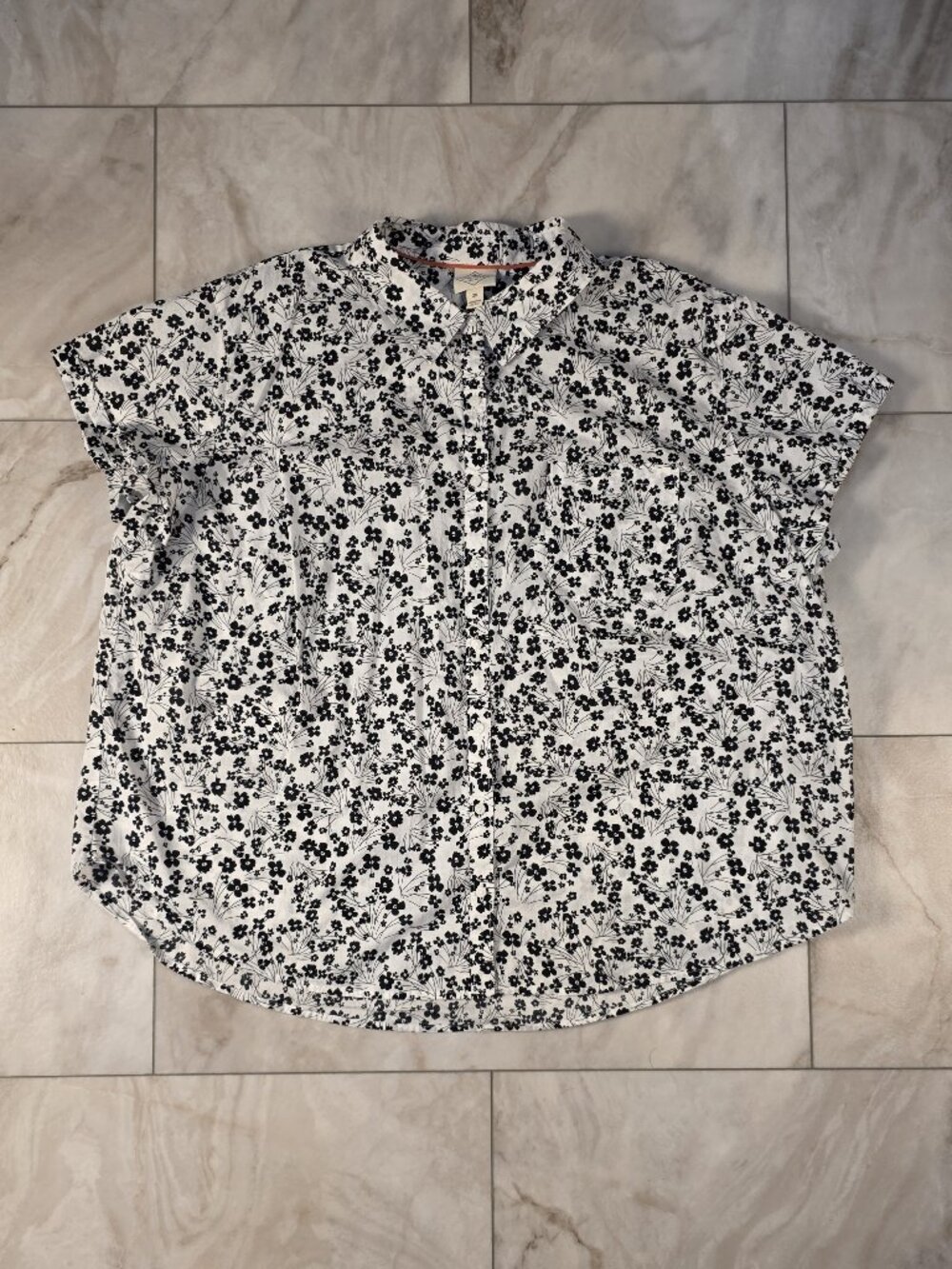 St Johns Bay 2X Floral Button Up Top Black White Roll Tab Sleeve